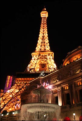 파리스 호텔 에펠탑. 실제 크기의 3분의 1인 에펠탑 앞으로 시원한 분수가 뿜어져 나온다.