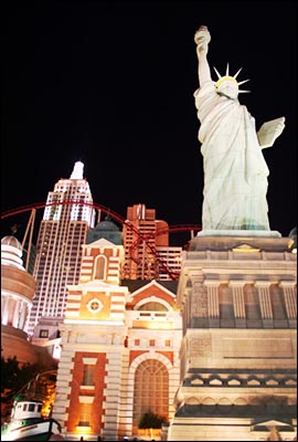 뉴욕의 맨해튼과 자유의 여신상을 축소시켜 놓은 뉴욕뉴욕. 