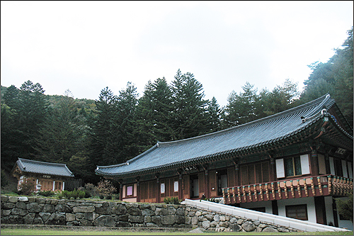  요사채인 '육화요'와 삼성각. 