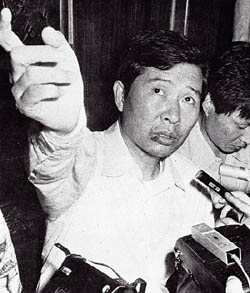 1973년 8월 일본 도쿄에서 납치되었다가 동교동 집 앞에서 풀려난 김대중 전 대통령이 자택에서 기자회견을 하고 있다.