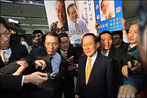  25일 오후 서울 중구 대우재단빌딩에서 열리는 '독도의 날 제정 선포식'에 참석하기 위해 이회창 한나라당 전 대표가 도착하자, 이 전 총재의 사진이 실린 피켓을 든 지지자들이 박수를 치며 '이회창 대통령'을 외쳤다.