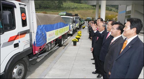  박준영 도지사를 비롯한 전남도민남북교류협의회 회원들이 지난 19일 수해를 당한 북한 동포들에게 전달할 위문품을 싣고 전남도청을 떠나는 차량을 환송하고 있다.