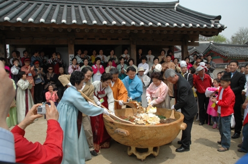 단오날 화전놀이에 참여한 전국의 다인(茶人)들과 일반 참여자들을 위한  비빔밥 비비기. 경기전 수복정에서.
