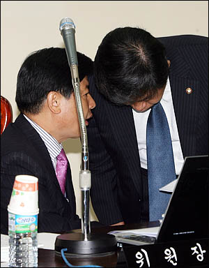26일 오전 국회에서 열린 과기정위 국정감사에서 임인배 과기정위원장이 김태환 한나라당 의원과 무언가를 논의하고 있다.
