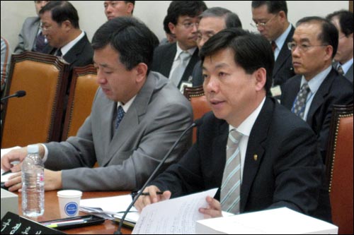 국회 문광위 국감장에서 김창호 국정홍보처 처장이 의원들의 질의에 응답하고 있다. 오른쪽은 안영배 차장.