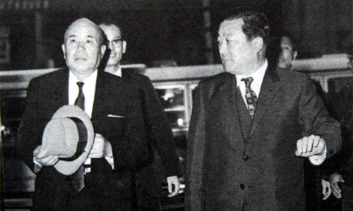 한국을 방문한 오사노 겐지 회장(왼쪽)을 영접하는 조중훈 회장. 조 회장은 오사노 회장의 소개로 다나카 총리를 알게 되었지만 나중에는 다나카와 더 가까운 사이가 되었다고 자서전에서 기록하고 있다. 