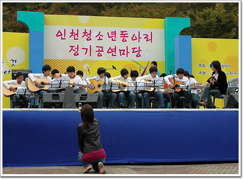 클레식 기타를 연주하는 중학생의 모습