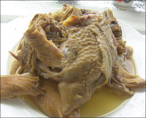 느릅나무를 넣어 끓인 닭. 은은한 향기가 배어난다.
