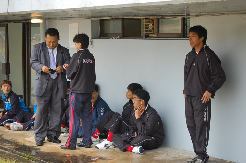 '노심초사' 곰두리 주장 곰두리 축구단의 주장 김형수 선수(맨 오른쪽)가 심각한 표정으로 경기를 지켜보고 있다.