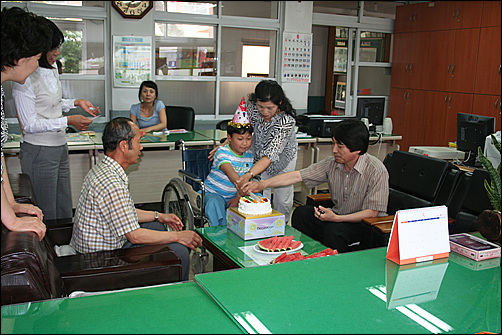 교직원의 축하 속에서 영석이 생일 잔치가 있었습니다.