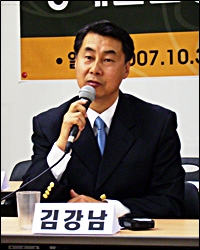 "월드컵 4강 잊었습니까?" 김강남 한국축구지도자협의회 회장은 월드컵 4강 진출을 들며 동대문운동장의 가치에 대해 말했다.