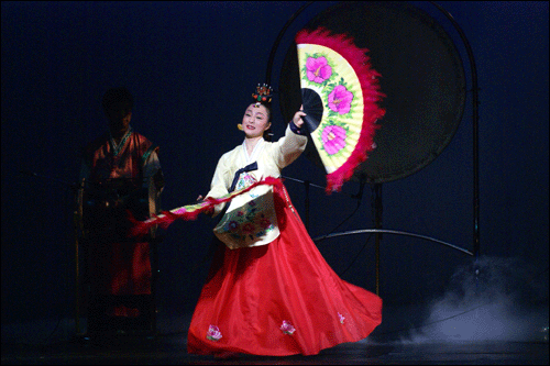 이번 공연에 예술감독인 김지연 대표가 당의를 입고 부채춤을 추고 있다.