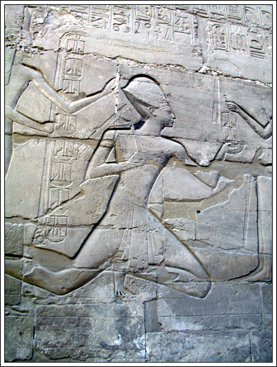 대열주실 벽에 세겨진 아름다운 부조. 왕이 남이집트와 북이집트 통합의 상징인 왕관을 쓰고있다.