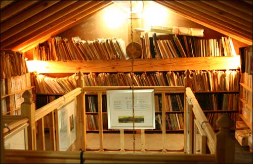 농민문학관 안에는 농민문학 원고들과 문학서적들이 꽂혀있고, 곳곳에 작품이 전시되고 있다.