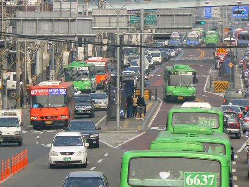 서울특별시와 경기도에는 서울특별시 버스와 경기도 버스가 함께 다니는 구간이 상당수 존재한다
