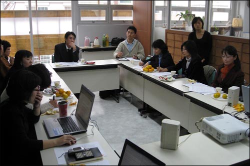 2007 대선시민연대가 지난달 31일 서울 종로구 참여연대에서 학부모·교사를 대상으로 각 대선 후보들의 교육 공약에 대한 표적집단인터뷰(FGI, focus group interview)를 진행하고 있다.