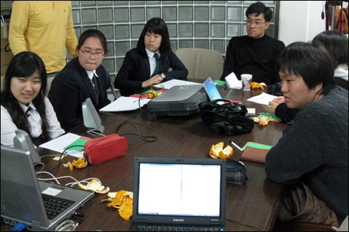 2007 대선시민연대가 지난달 31일 서울 중구 YMCA전국연맹 사무실에서 학생들을 대상으로 각 대선 후보들의 교육 공약에 대한 집단인터뷰를 진행하고 있다.