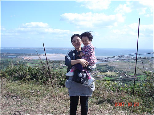 멀리 성산 앞바다를 뒤로 하고 아이를 안고 돌아섰다. 올레꾼 김세환씨가 찍어준 이 한 장의 사진은 우리 모녀의 '우정 통장'에 또 하나의 추억으로 저금될 것이다. 