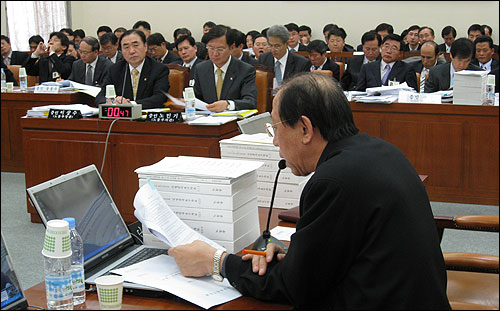 지난 11월 2일 국회 환경노동위원회의 노동부 국정감사에서 단병호 민주노동당 의원이 이상수 장관에게 질의하고 있다.(자료사진)