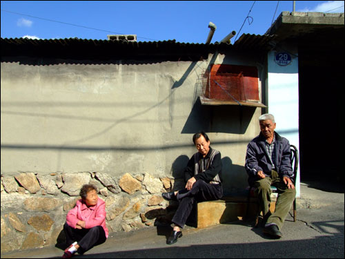 동네주민 이명자 씨(맨 왼쪽), 권 씨 그리고 서경팔 씨가 골목 한 편에 앉아 이야기를 나누고 있다.