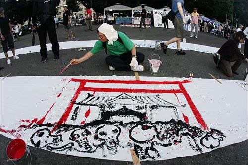 그는 지난해 8월 도쿄에서 열린 '안티 야스쿠니' 행사에 참가해 우익테러의 위협을 무릅쓰고 메이지공원 앞에서 그림을 그렸다.