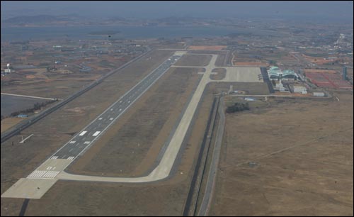  하늘에서 내려다 본 무안국제공항 활주로의 모습이다. 활주로는 현재 폭 45m, 길이 2800m에 이른다. 오는 2010년까지 3200m로 늘어난다.
