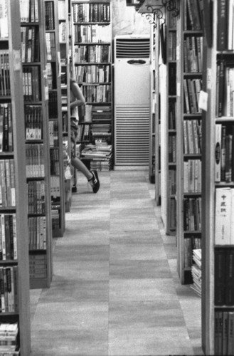 헌책방 <책창고> 골마루는 반듯하게 줄을 잘 맞추어 놓았습니다. 한 곳 한 곳 둘러보노라면, '도서관에서 책을 보는구나' 하고 느낍니다.