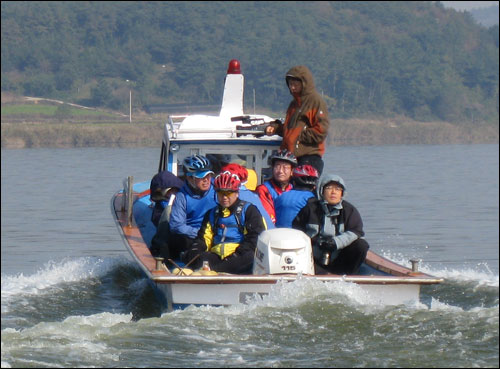 영산강 몽탄교에서 배를 타고 강을 둘러보는 윤건영 의원과 자전거 탐방단. 