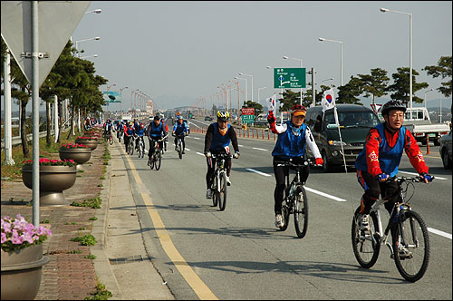 한나라당 한반도 큰물길 자전거 탐방단원들이 3일 오후 나주평야를 지나 나주대교를 건너고 있다.