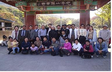 안산 외국인노동자의 집에서 선운사로 단풍여행을 갔을 때 박정호 선생님의 모습. 2004년. 두번째 줄 왼쪽에서 네번 째 분.  