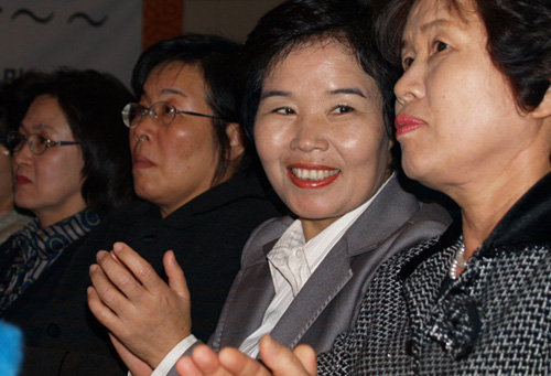 최순영의원과 노동운동을 함께했던 민경애 전YH노동회장(오른쪽 첫번째)-박태연 부천여성노동자회장(두번째)도 참석했다