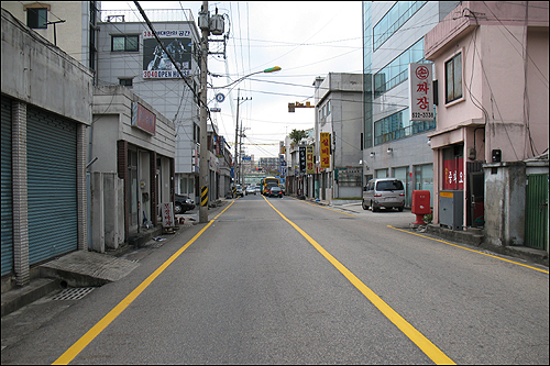 그가 생의 많은 시간을 지냈던 오류동 골목. 이제 이 골목마저 곧 재개발로 사라지고 말 것이다. 