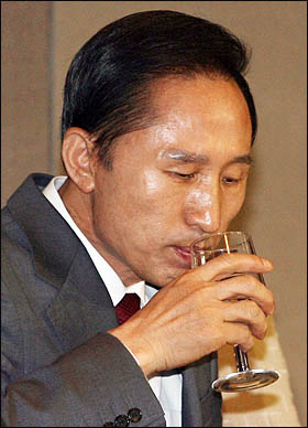 이명박 한나라당 대선후보가 지난달 5일 오전 서울 중구 프레스센터에서 열린 관훈토론회에서 답변도중 물을 마시고 있다.