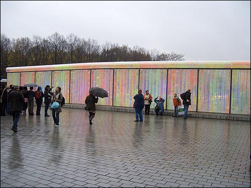 베를린 브란덴부르그 문앞에 설치된 설치미술을 구경하고 있는 사람들.