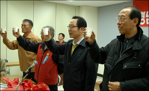 권영길 후보와 단병호 의원, 이흥석 민주노총 경남본부장, 제해식 전농 부경연맹 의장이 건배를 하며 잔을 들어 보이고 있다.
