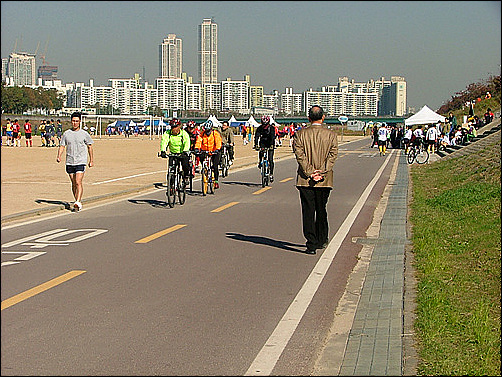 축구장과 자전거도로 사이에 안전망이 없어서 위험해 보인다.