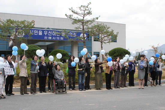  진해여성의전화를 비롯한 19개 여성단체는 5일 진해시청 브리핑룸에서 기자회견을 열고 ‘성희롱 폭언’을 한 진해시의회 ㅂ의원의 사퇴를 촉구했다. 