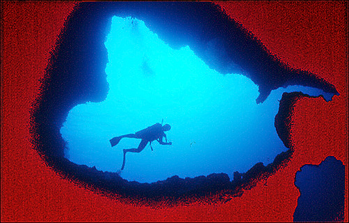 필리핀, 폐스카도르 아일랜드, 수심 25미터. 동굴 안쪽에서 앵글을 잡았다. 다이버와 입구가 실루엣으로 잡혔다.