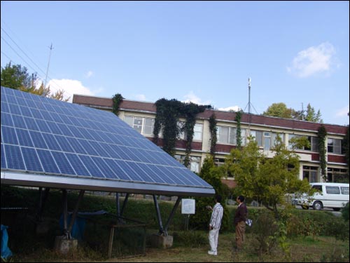 충남 홍성 풀무농업기술학교 전경이다. 우리나라 최초로 놓인 태양광 발전시설. 초기에 제작한 태양광 모듈은 무게가 상당해 옥상에 놓기 어려웠다고 한다. 