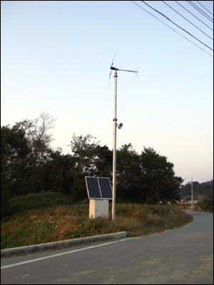  홍동면 문당리에 위치한 가로등용 풍력 발전기. 이곳을 방문하는 많은 아이들에게 앞으로 살 마을을 그리라고 하면, 풍력발전기와 태양광발전기가 빠지지 않는다고 한다. 