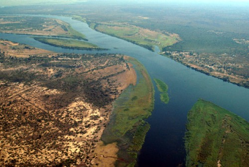 4개국 국경이 인접해 있는 카중굴라 국경의 잠베지강(중앙 오른쪽이 잠비아, 왼쪽이 보츠와나, 아래쪽 가운데 섬부분은 짐바브웨, 위쪽 가운데 섬 부분은 나미비아)