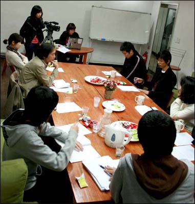 지난 10월 20일 서울 영등포에 있는 하자센터에서 대안학교 재학생들과 졸업생들 간에 좌담회가 열렸다. 