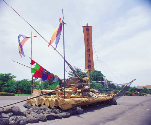 제주민속촌박물관 정문 광장에 전시된 제주의 고기잡이 배 '테우'