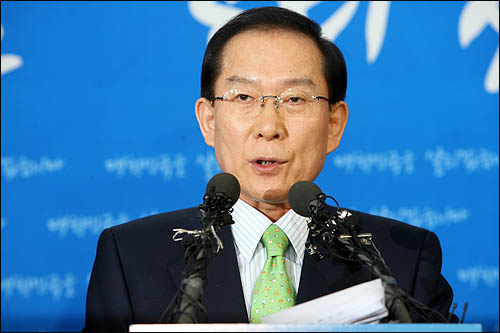 장고끝에 대선출마를 결심한 이회창 전 한나라당 총재가 7일 오후 서울 남대문로 단암빌딩에서 대선출마 선언을 하고 있다. 이 전 총재는 이 자리에서 "불안한 후보로는 정권교체를 할 수 없다"며 출마의 변을 밝혔다. 