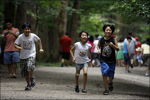 ‘제 4차 산사학교’ 전나무 숲길 산책 중 친구들과 즐겁게 노는 한길이.