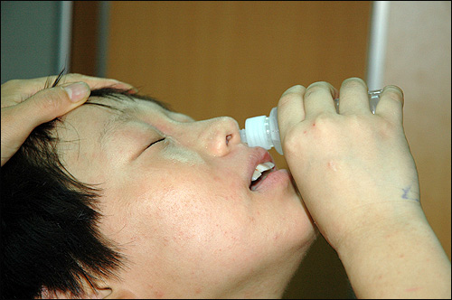 ‘제 4차 산사학교’ 죽염수로 코를 소독하고 있는 한길