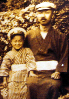 명성황후 시해사건의 주모자 중 한 사람으로 알려진 구니토모 시게아키(오른쪽). 가와노 다스미 씨의 외조부다. 
