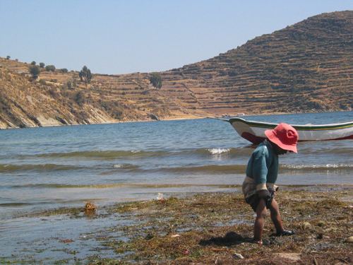 볼리비아 티티카카 호수의 '태양의 섬'에서 만난 아이