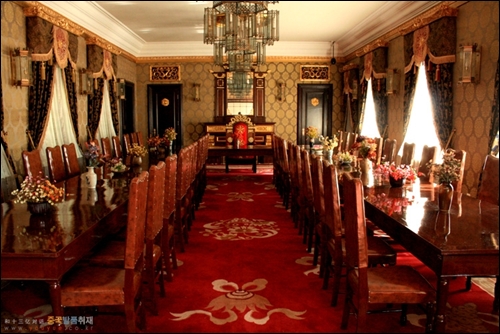 위만황궁의 황제와 대신들의 회의실