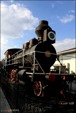 파란 하늘과 어울린 박물관 밖에 있는 열차